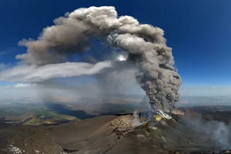 Etna Yeniden Patladı: Kül Bulutu Nedeniyle Uçuşlar Durduruldu