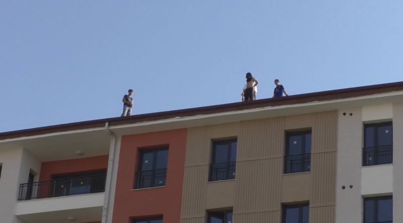 Paralarını Alamayan İşçilerin TOKİ Konutlarının Çatısına Çıktı