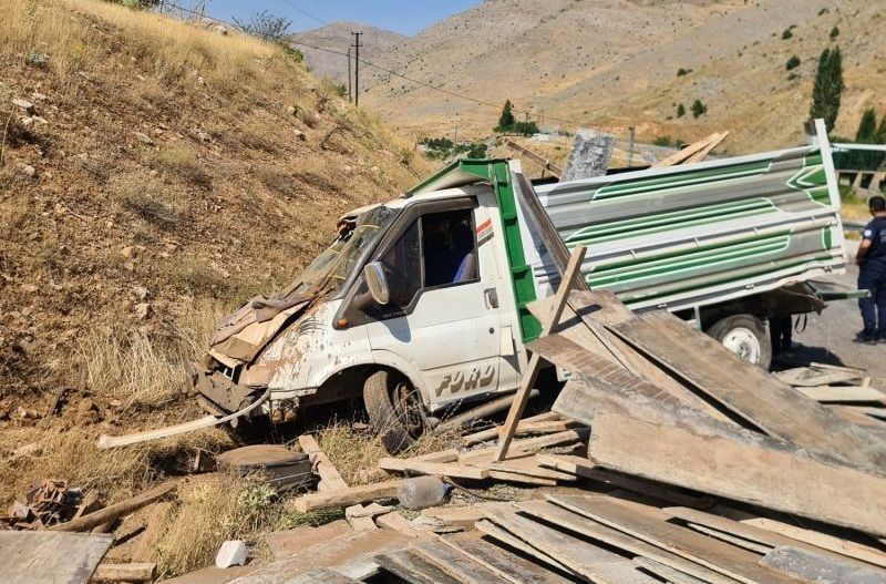 Kontrolden Çıkan Kamyonet Toprak Alana Çarptı: 2 Yaralı