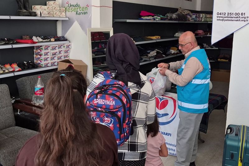 Yetimler Vakfından 80 Aileye Eğitim ve Gıda Desteği