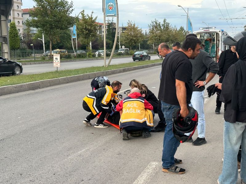 Malatya’da Otomobilin Çarptığı Motosiklet Sürücüsü Yaralandı