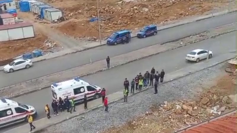 Malatya’da Maaş Çilesi Çatıya Taşındı: Alın Terinin Karşılığını Alamayan İşçiler İsyan Etti!