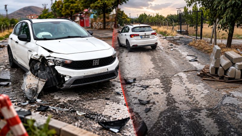 Belediyenin İhmali Az Kalsın Felakete Yol Açıyordu: Kazada Lüks Araç Pert Oldu!