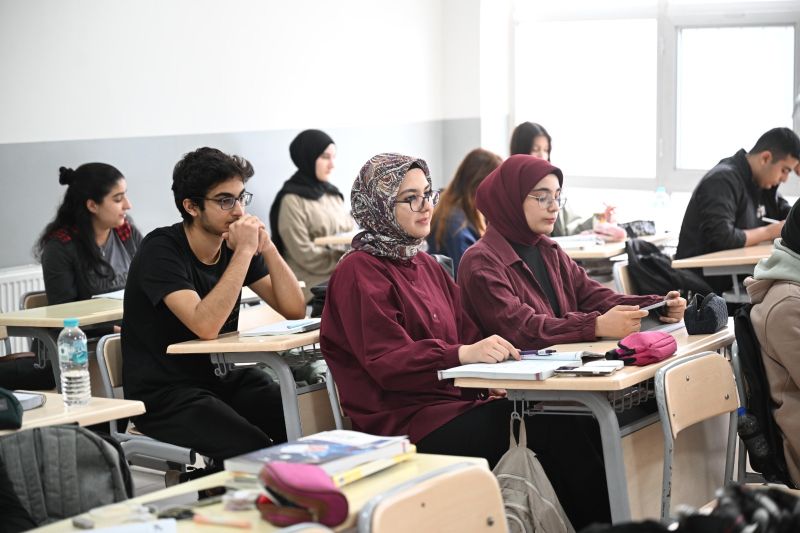 Malatya’da 200 Öğrenciye Ücretsiz Üniversiteye Hazırlık Desteği
