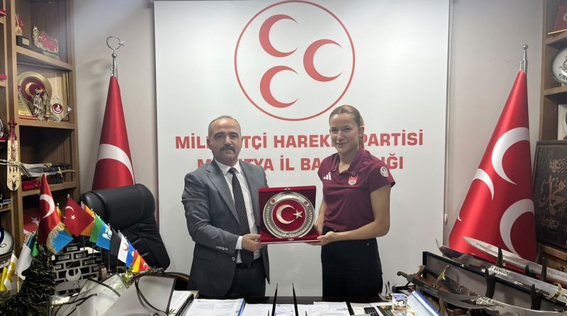 Milli Boksörümüz Hatice Akbaş’tan Başkan Şengönül’e Ziyaret