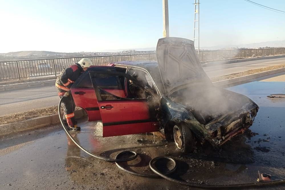Malatya'da seyir halindeki otomobil alev aldı