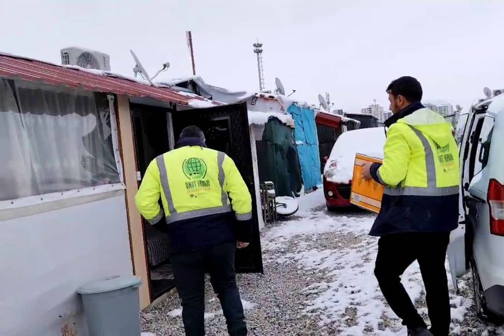 Umut Kervanı depremin yıl dönümünde ihtiyaç sahibi aileleri sevindirdi