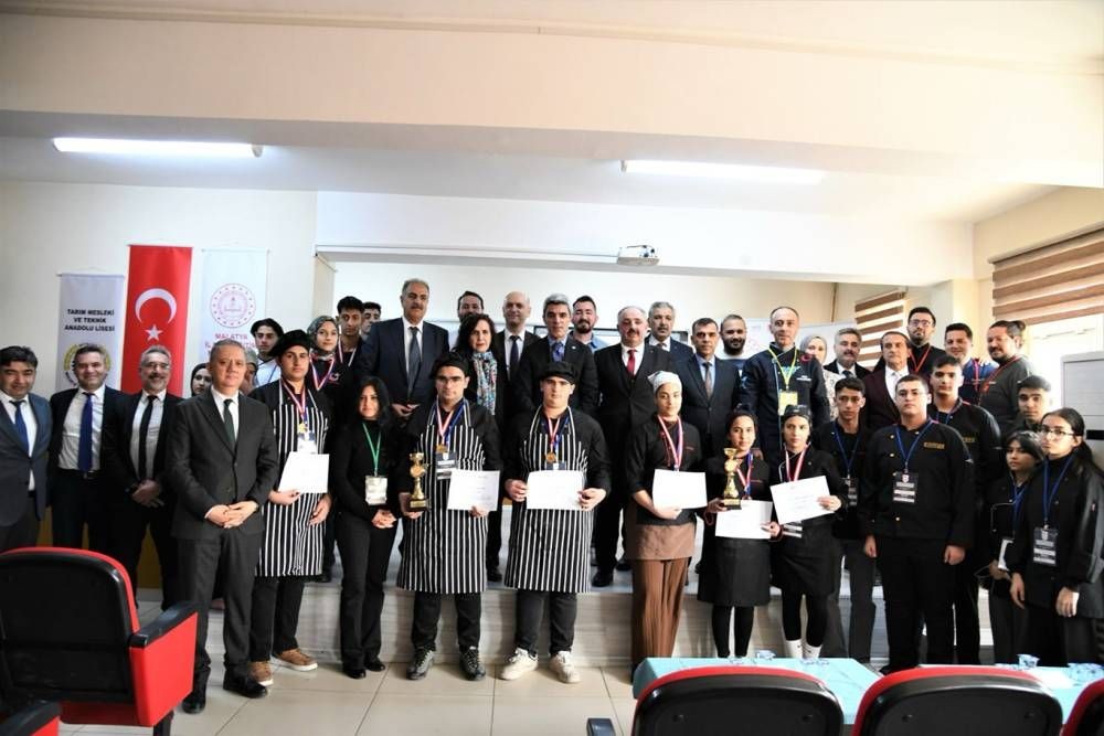 Meslek liseleri öğrencileri en güzel yemeği yapmak için yarıştı