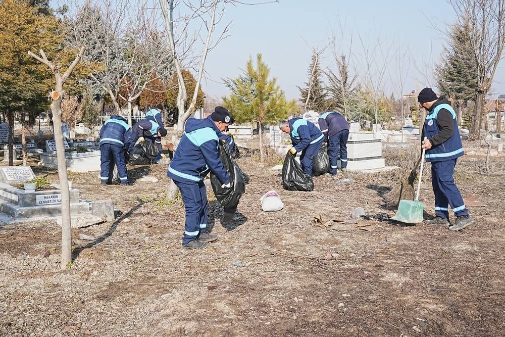 Battalgazi Belediyesi'nden mezarlıklarda temizlik seferberliği