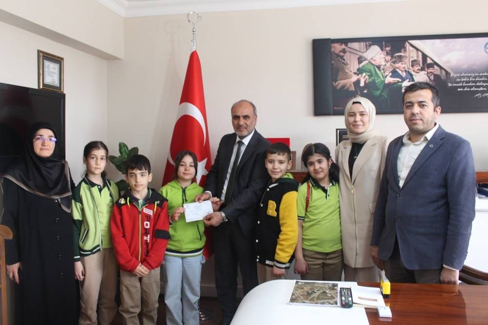 Minik öğrenciler harçlık ve fitrelerini Filistin'e bağışladı