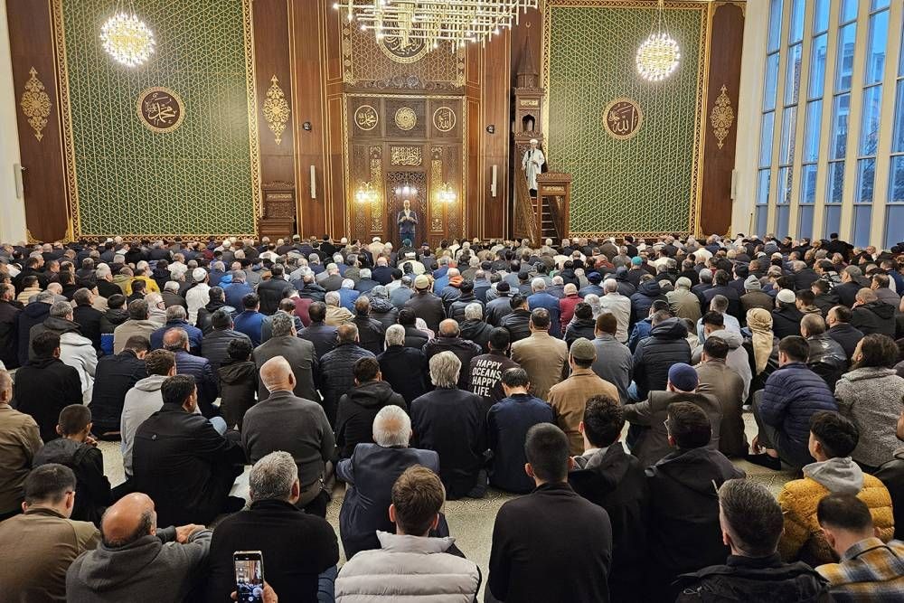 Bayram namazı dualarla eda edildi