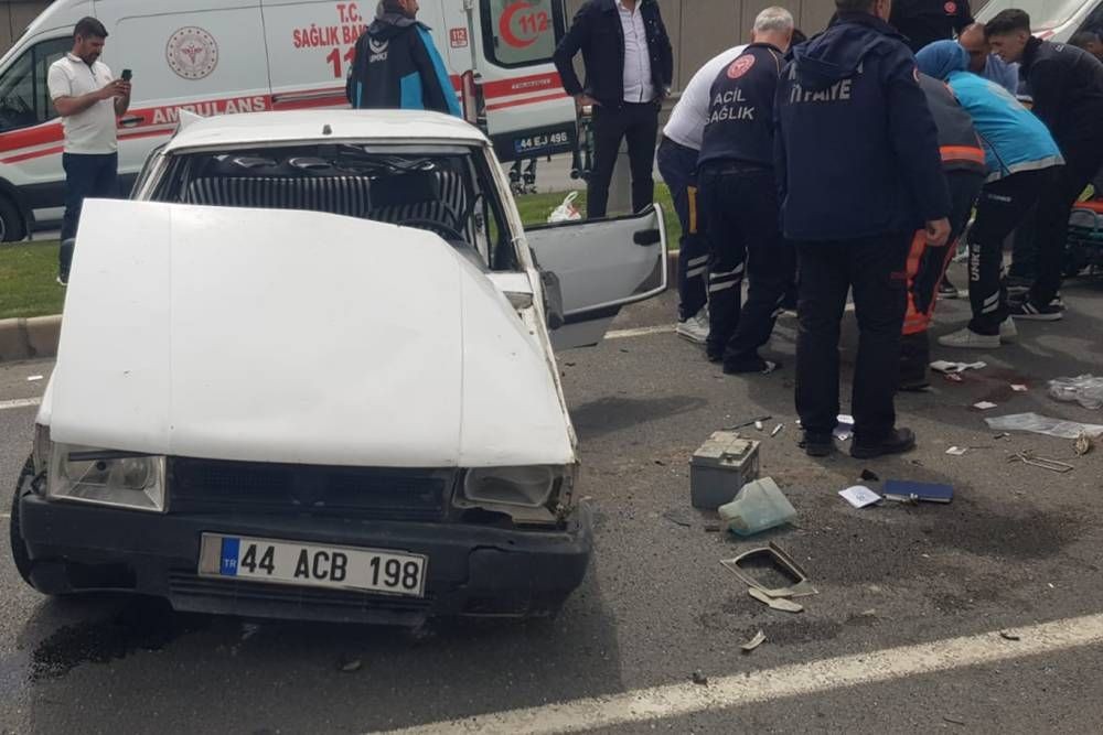 Malatya'da tır ile otomobil çarpıştı: 8 yaralı