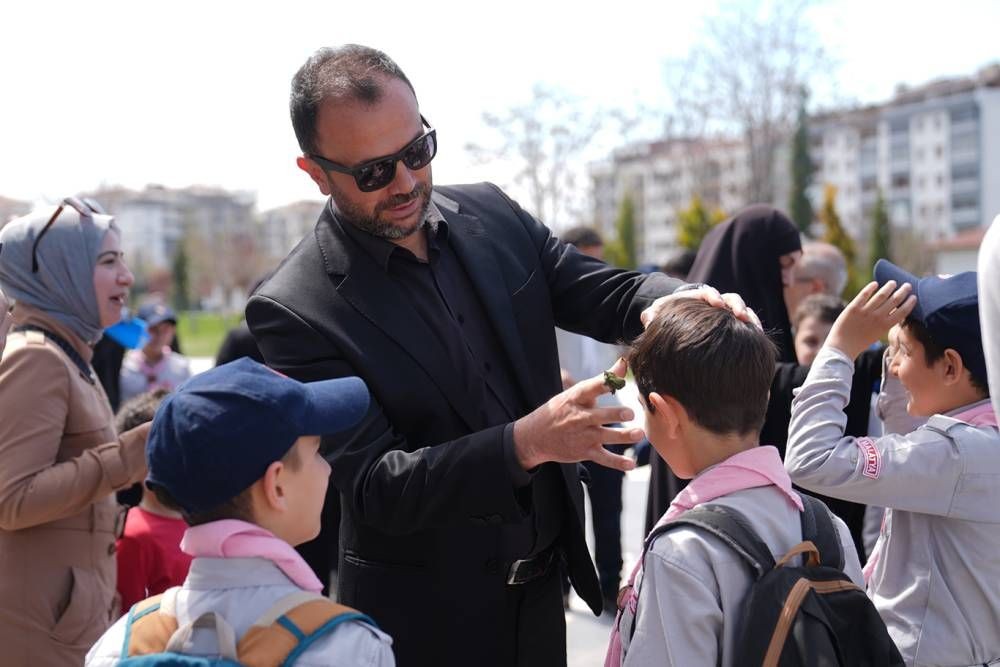 Çocuklar başlarına kına yakılıp Çanakkale'ye gönderildi