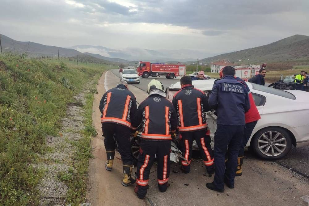 Otomobiller kafa kafaya çarpıştı: 2 ölü, 2 yaralı