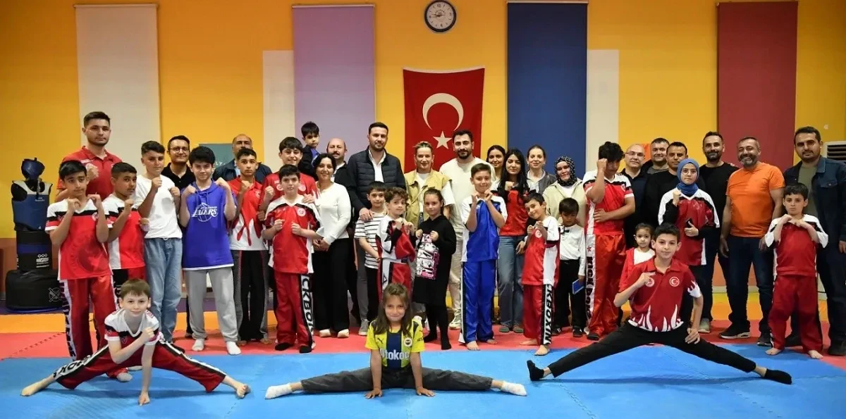 Milli Boksör Hatice Akbaş, Yeşilyurt Belediyesi Kick-Boks Sporcularıyla Buluştu