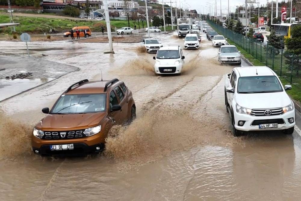 Sağanak yağış nedeniyle caddeler su birikintileri ile doldu