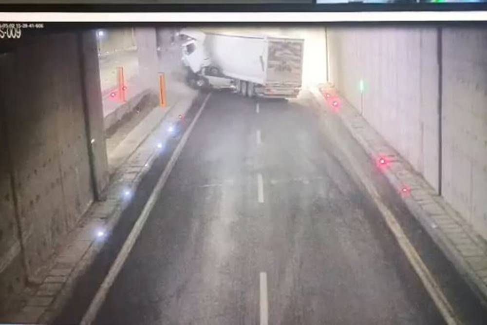 Erkenek Tünelinde ikiye ayrılan tır kazasının görüntüleri çıktı