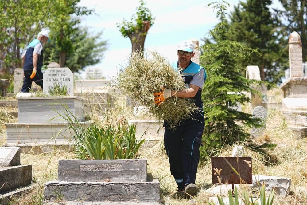 Battalgazi Belediyesi'nden mezarlıklarda bahar ve bayram temizliği