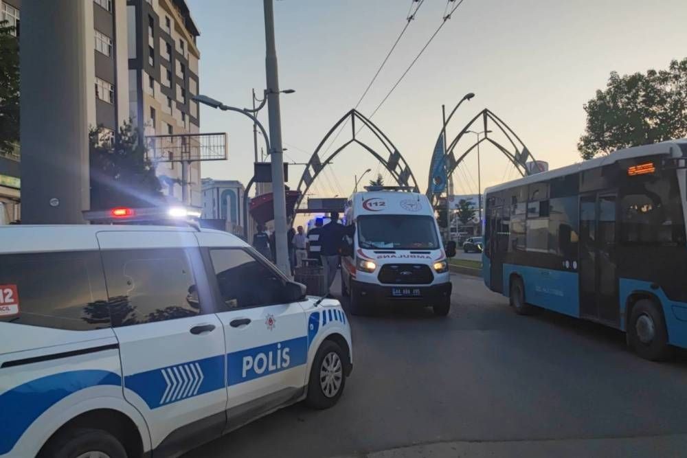 Otobüste başlayan tartışma durakta bıçaklı kavgaya dönüştü: 2 yaralı