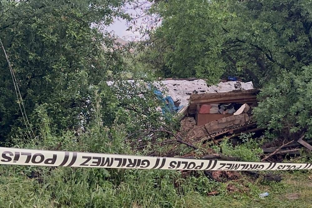 Şiddetli yağış nedeniyle bir ev çöktü: 3 kişi yaralandı