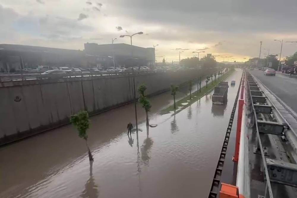 Sağanak yağış nedeniyle yollar göle döndü