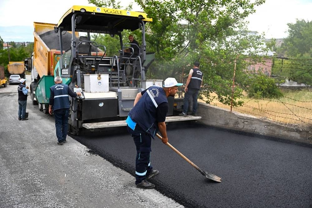 Battalgazi Belediyesi'nden sıcak asfalt hizmeti