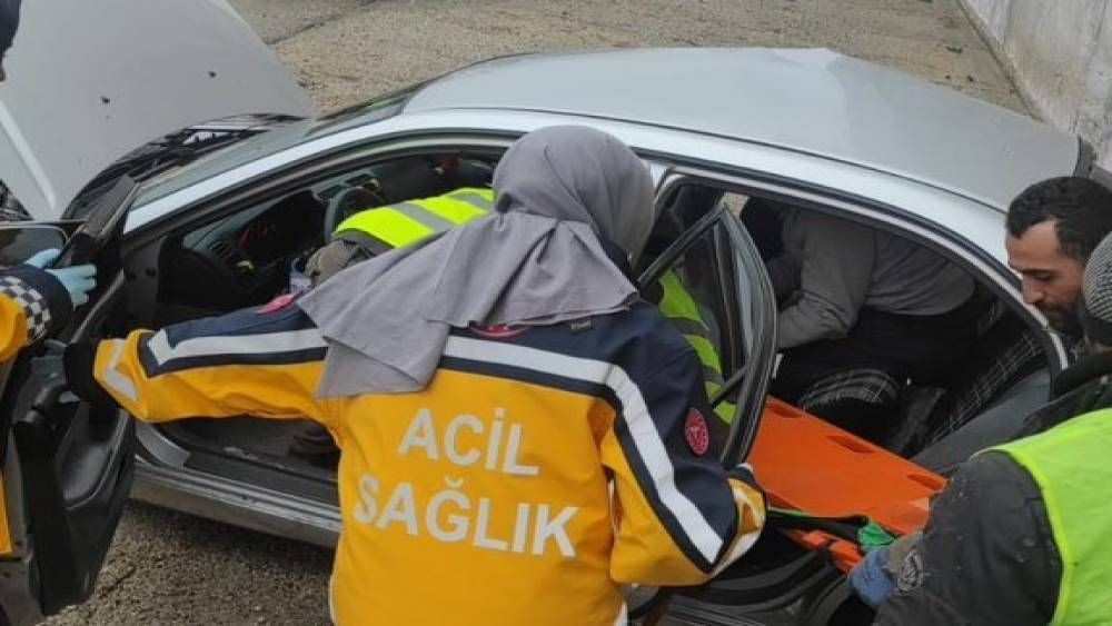Kontrolden Çıkan Araç Bakım Ekiplerinin Aracına Çarptı: 1 Yaralı