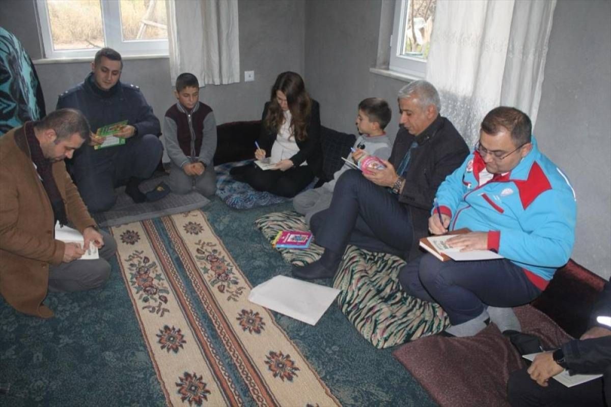 Yazıhan'da öğrencilere kitap ve kitaplık hediye edildi