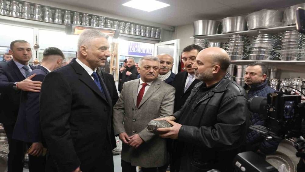 Bakan Bolat, Malatya’da geçici işyerlerindeki esnafları ziyaret etti