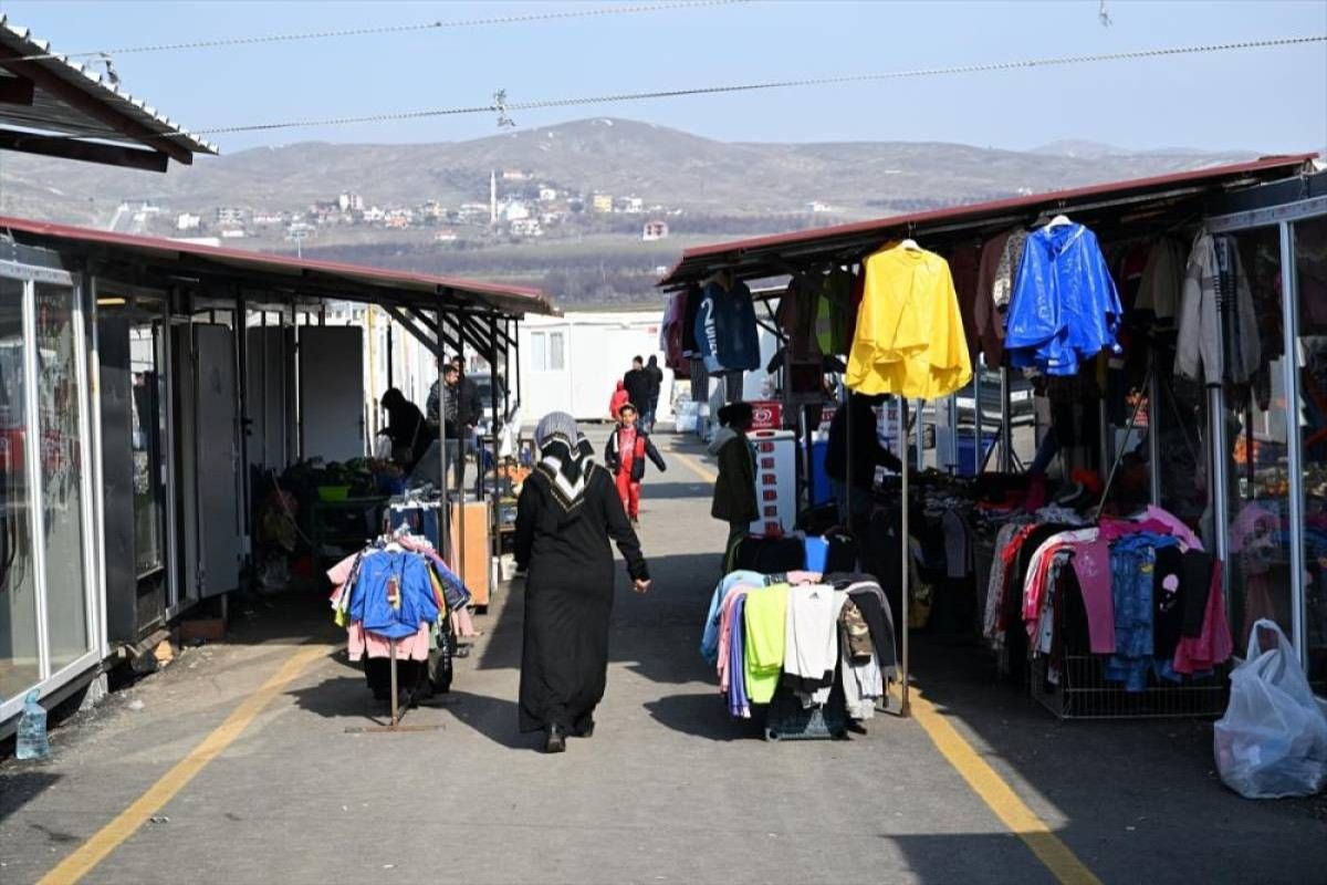 Malatya'daki konteyner kentin depremzede esnafı işlerden memnun