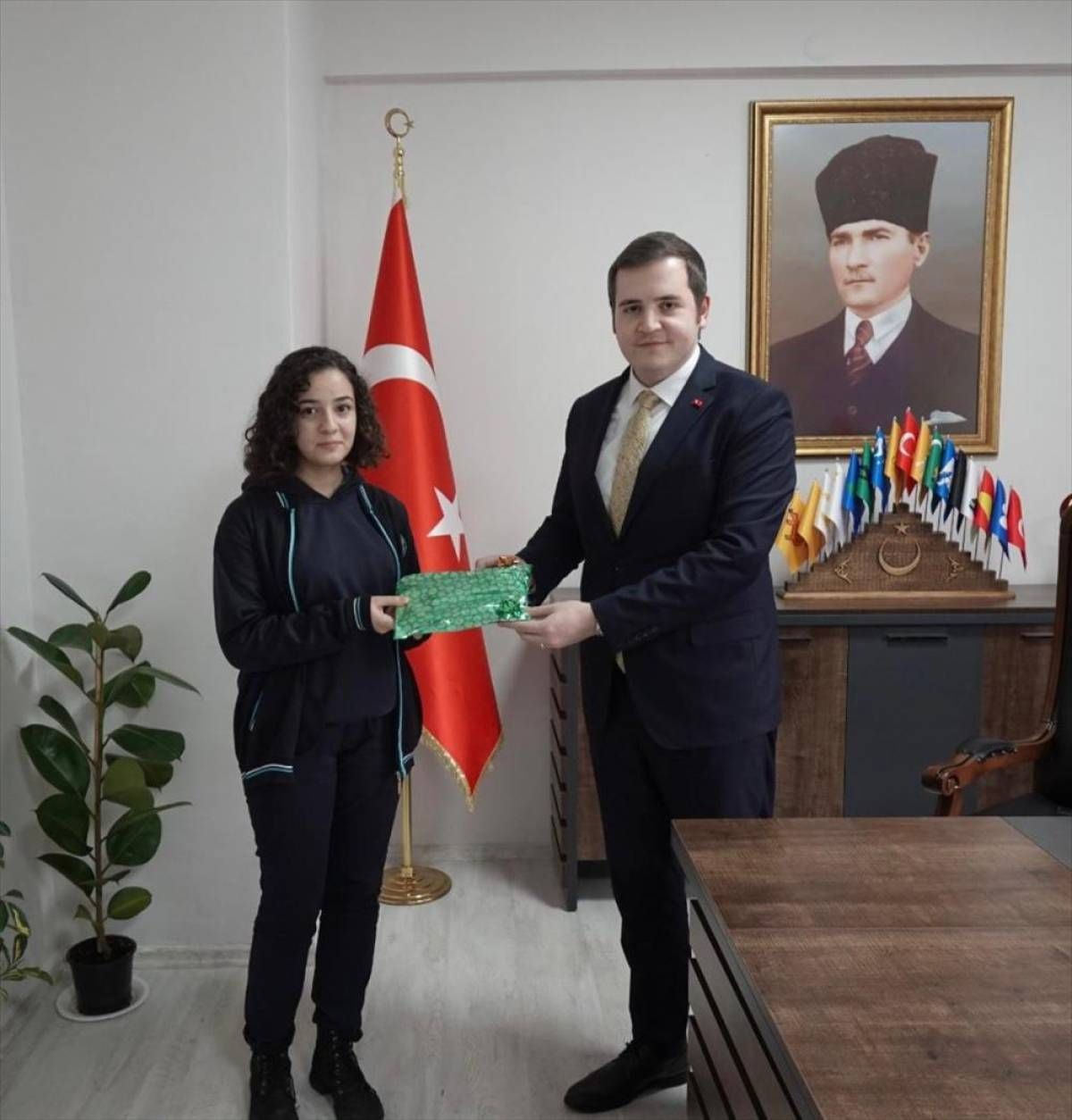 Arapgir'de TÜBİTAK yarışmasında derece yapan öğrenci kaymakamı ziyaret etti