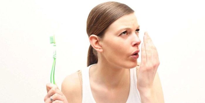 Uzmanından ağız kokusunu gidermek için "dilinizi de fırçalayın" önerisi