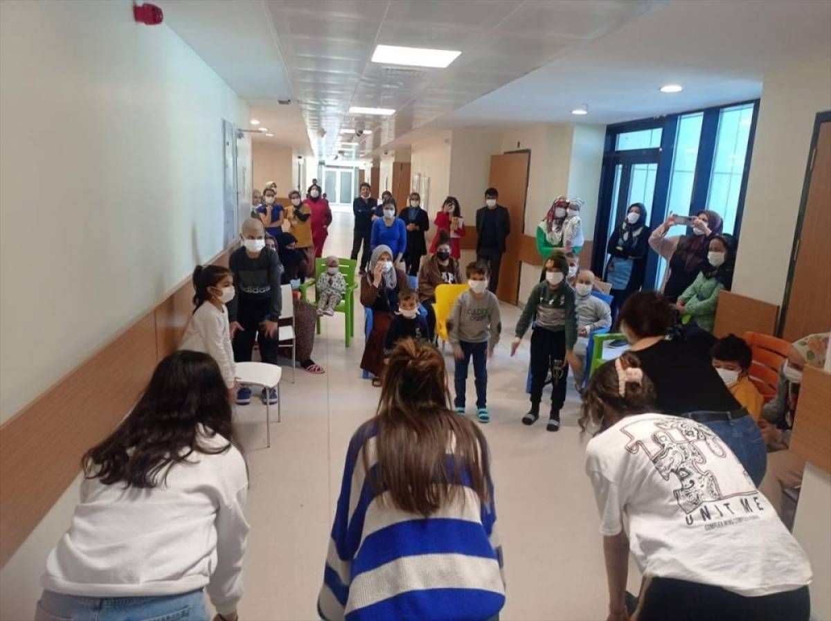 Malatya'da öğrencilerinden hastanede tedavi gören çocuklara moral ziyareti