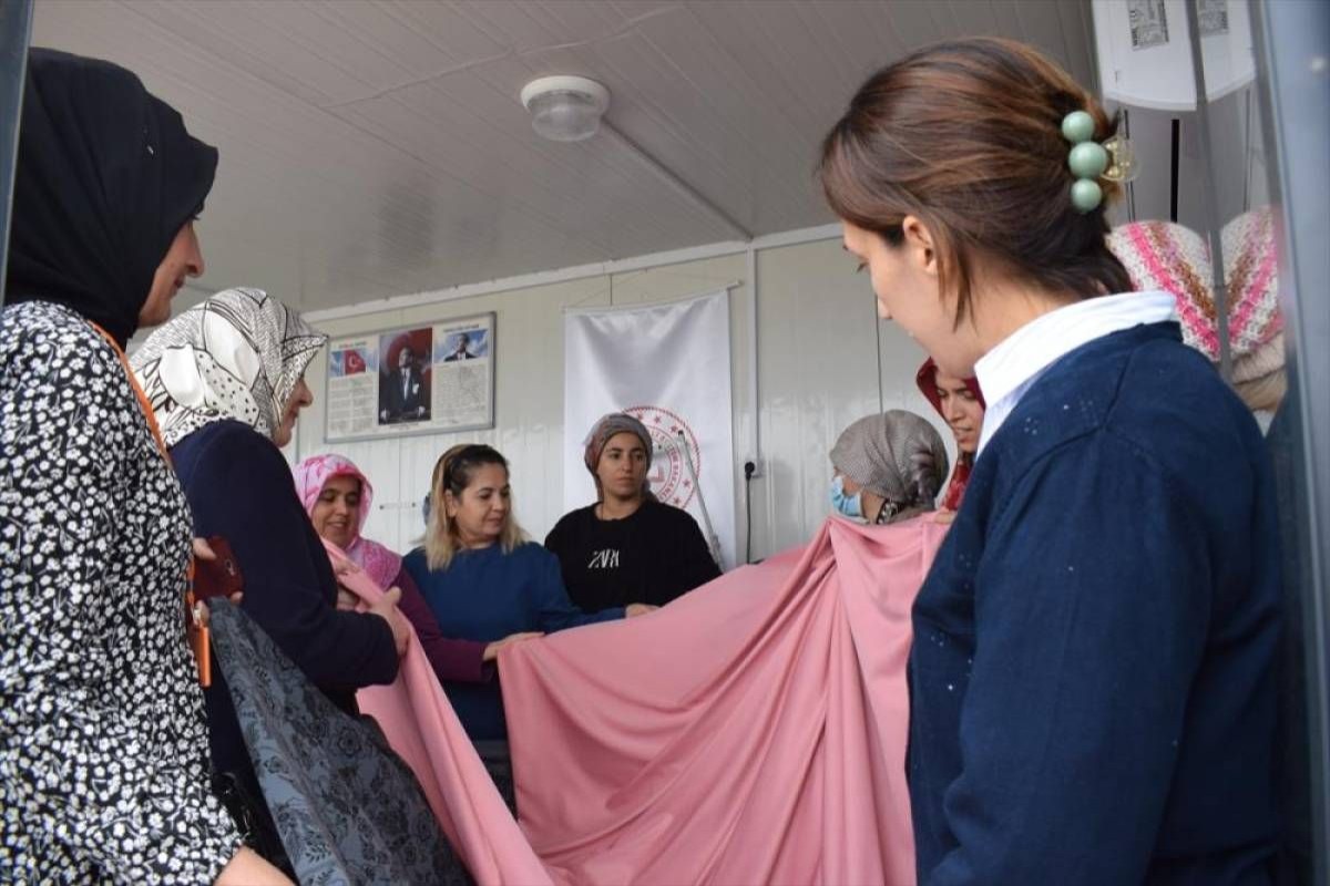 Malatya'da Halk Eğitim Merkezi kursiyerlerine kumaş desteği