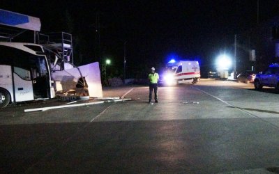 Yolcu otobüsü oto yıkamaya daldı: 8 yaralı