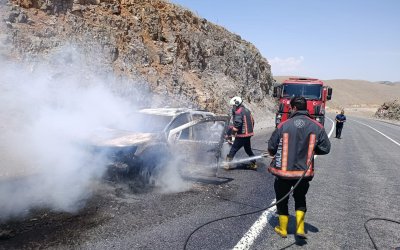 Seyir halindeki araç alev aldı