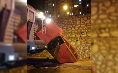 Minibüsle çarpışan otomobil alt caddeye düştü: 1 yaralı