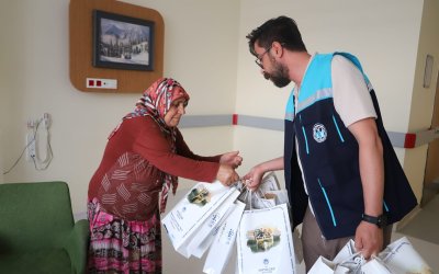 Battalgazi Belediyesi hasta refakatçilerine destek seti dağıttı