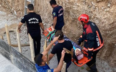 Dengesini kaybeden yaşlı kadın inşaat alanına düşerek yaralandı