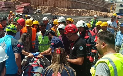 Şantiyede demir kalıp çöktü: Bir işçi yaralı