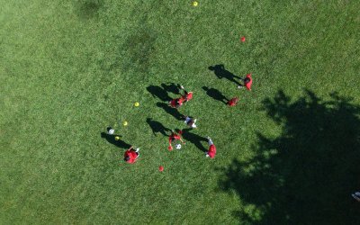 Konteyner kentteki çocuklar TFF sayesinde çim sahada futbol eğitimi alıyor