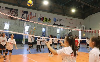 TVF Başkanı Üstündağ, Malatya'da çocukların voleybol antrenmanını izledi