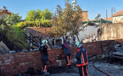 Battalgazi’de ev ve traktör alevlere teslim oldu