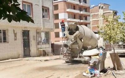 Beton mikseri yol ortasına beton döktü, sürücüye tepki yağdı
