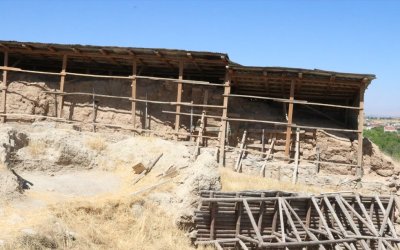 Depremde hasar alan Arslantepe Höyüğü'ndeki kale duvarları onarılıyor