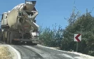 Hekimhan’da beton mikserinin yola beton dökmesi tepki çekti