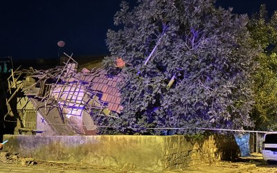 Evin çatısı çöktü, anne ve kızı son anda kurtuldu