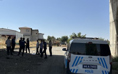 Malatya’da yük treni çarptığı kişiyi ağır yaraladı