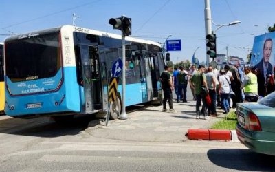 MAŞTİ kavşağında kaza, otomobil ile otobüs çarpıştı