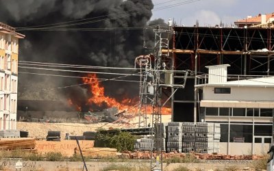 TOKİ şantiyesinde çıkan yangın 2 eve sıçradı